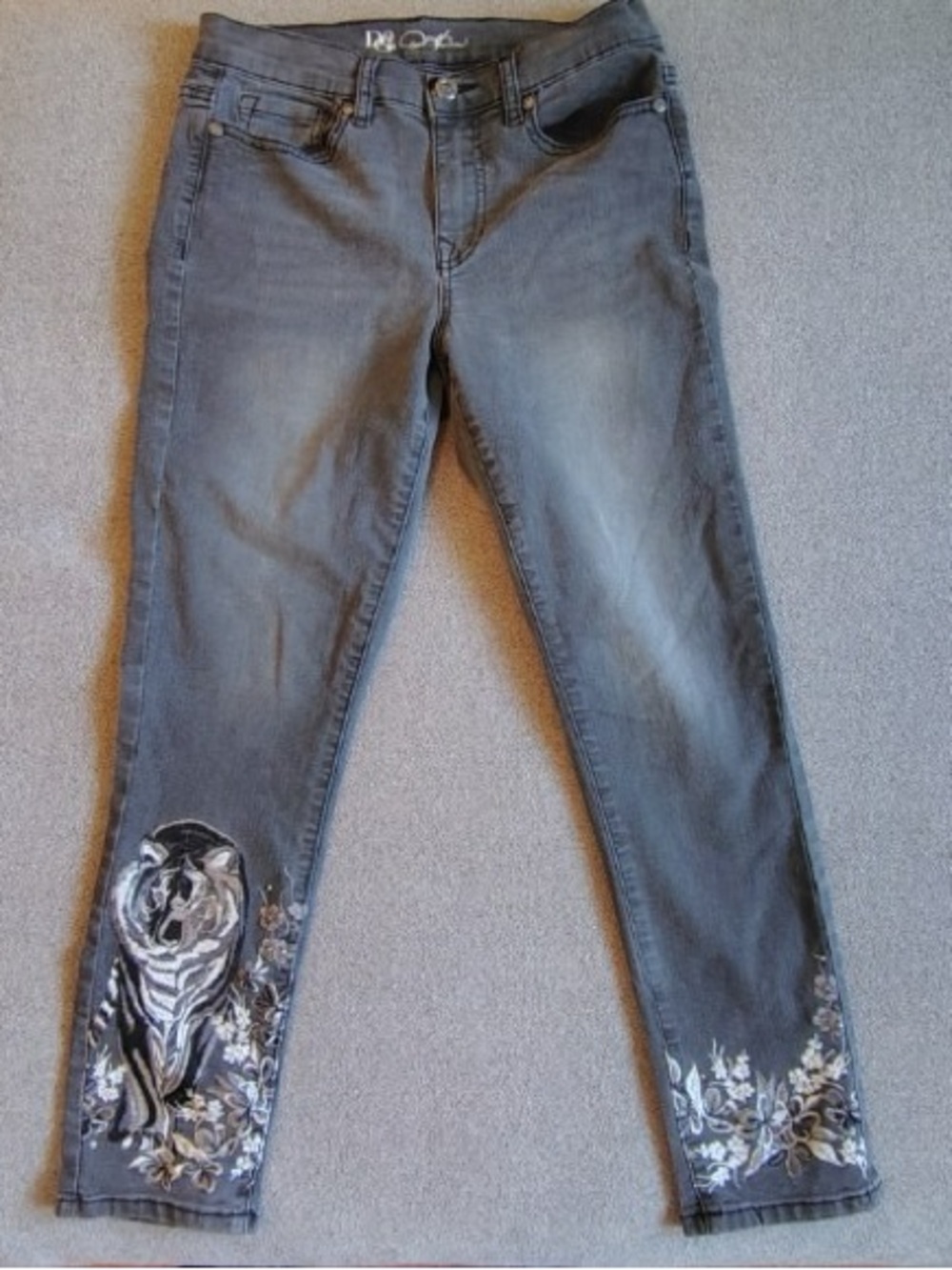 DG2 Faded Jeans Women 4P Black Embroidered Tiger Rhinestones Stretch Denim